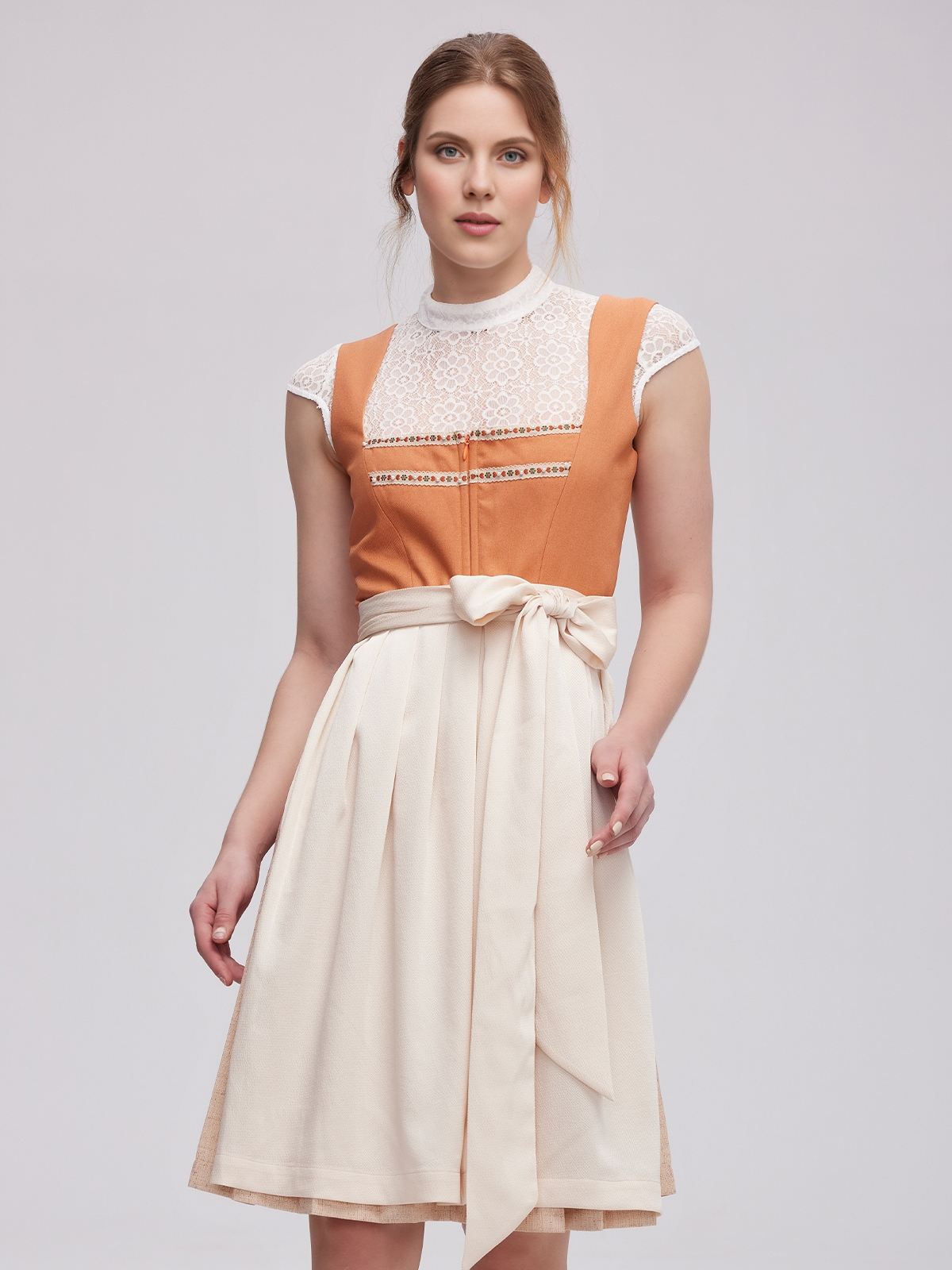 Modernes Dirndl in Orange