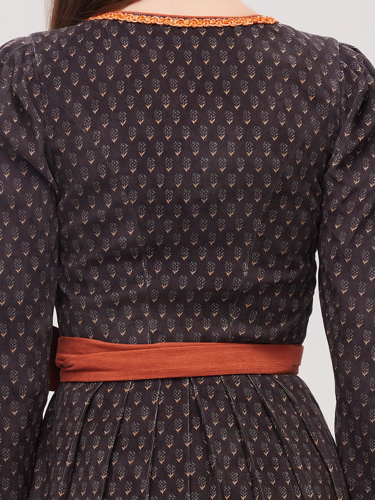 Dunkelblaues Samt-Dirndl mit weißer Bluse