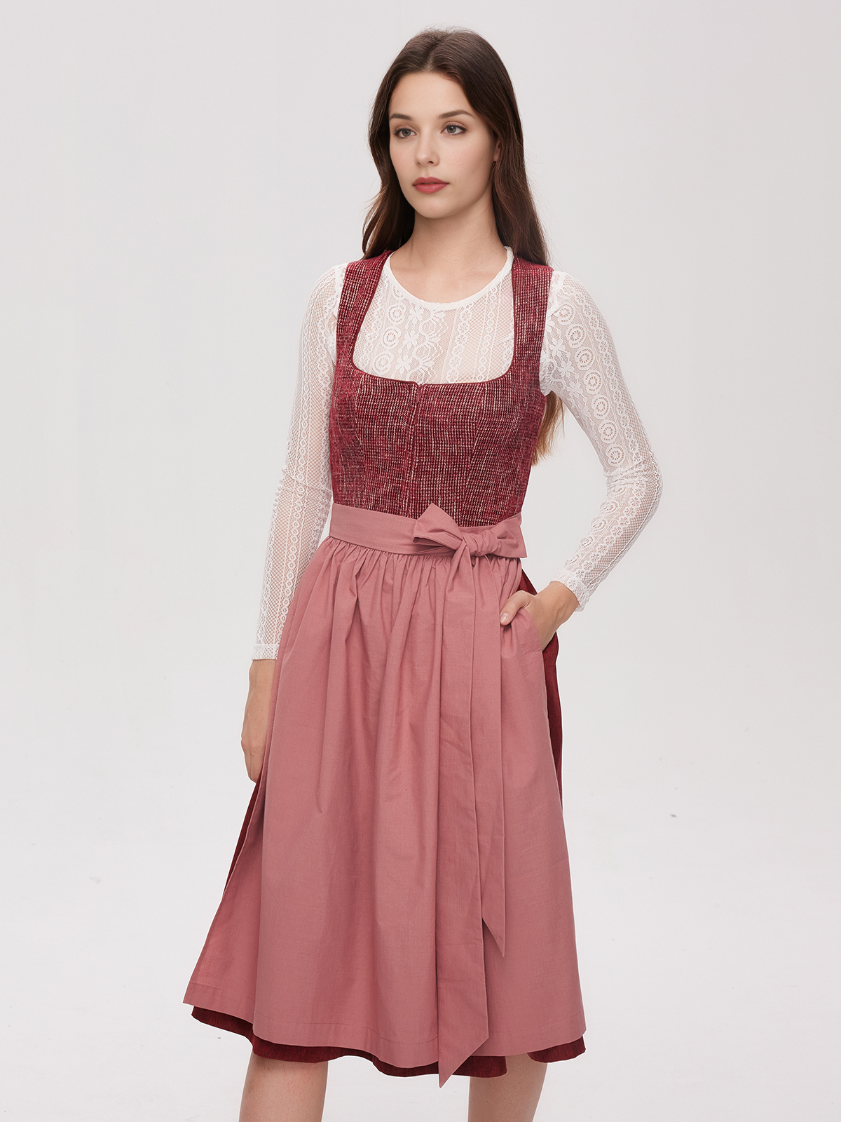 Elegantes rotes Dirndl mit Herz-Ausschnitt