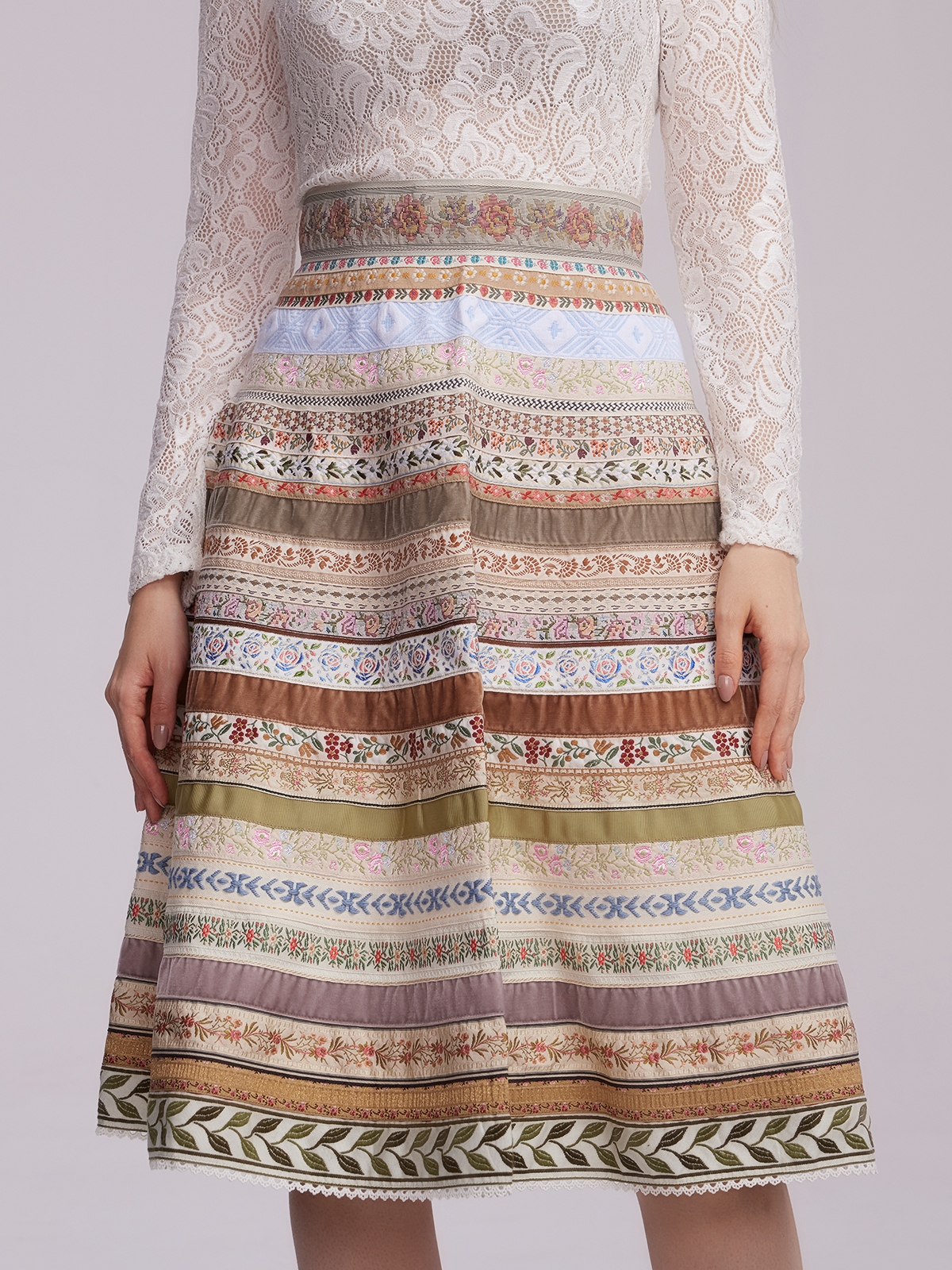 Dirndl in dunkelrotem Samt